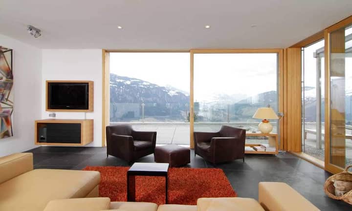 Auf einer Wohnfläche von 168 Quadratmetern verteilen sich drei Schlafzimmer und drei Badezimmer.