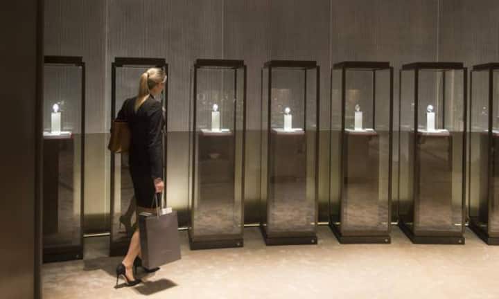 Eine Besucherin im Cartier-Stand. Sein Debüt gibt das neue Uhrenjahr traditionell mit dem vornehmen Salon de la Haute Horlogerie (SIHH) in Genf.