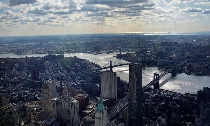 Aus gut 380 Metern Höhe erwartet die Besucher ein atemberaubender 360-Grad-Blick über den Central Park im Norden, die Brooklyn Bridge im Osten und New Jersey im Westen.