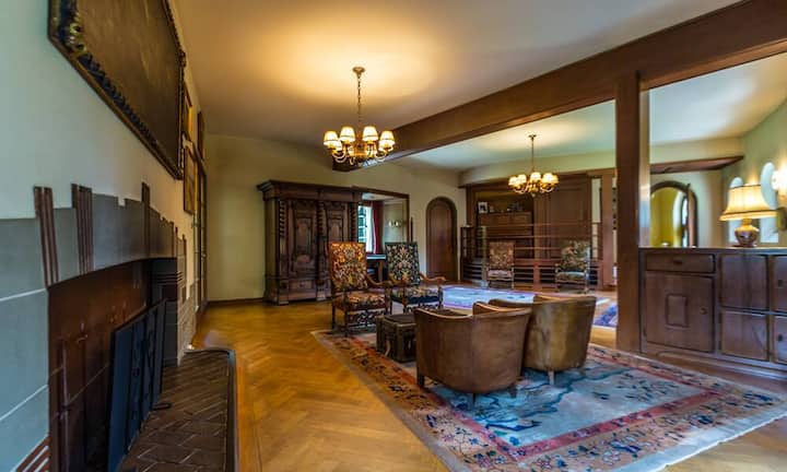 Besondere Details wie aufwändige, originale Böden, Stuckdecken sowie speziell angefertigte Seidentapete sind alle noch vorhanden.