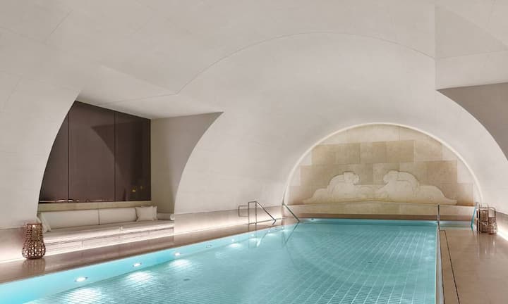 Zum Spa-Bereich geht es für Hotelgäste in den Keller, wo früher Banknoten und Münzen in Safes lagen. Das Schwimmbad des Hauses liegt im ehemaligen Tresorraum der Bank Austria.