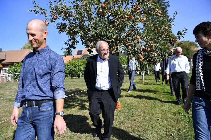 Bundesrat Johann Schneider-Ammann, Mitte, zusammen mit Bauer Reto Streit, links, und Baeuerin Ursula Knuchel Streit, rechts, beim Besuch des Landwirtschaftsbetriebs der Familie Streit, am Dienstag, 11. September 2018, in Rosshaeusern. Schneider-Ammann besucht im Vorfeld der Abstimmung zur Ernaehrungssouveraenitaet den Hof der Familie Streit. Ueber die zwei Agrarvorlagen hat das Schweizer Stimmvolk am 23. September 2018 zu bestimmen. (KEYSTONE/Peter Schneider)