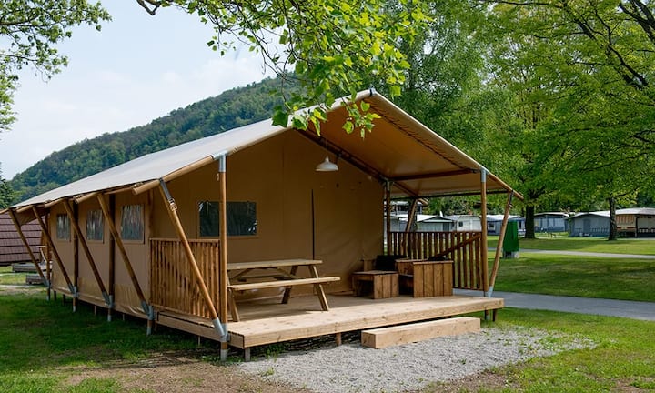 Einen definierten Standard für Glamping-Objekte existiert noch nicht. So reichen die Unterkunftsarten beim TCS Schweiz von Safari-Zelten …