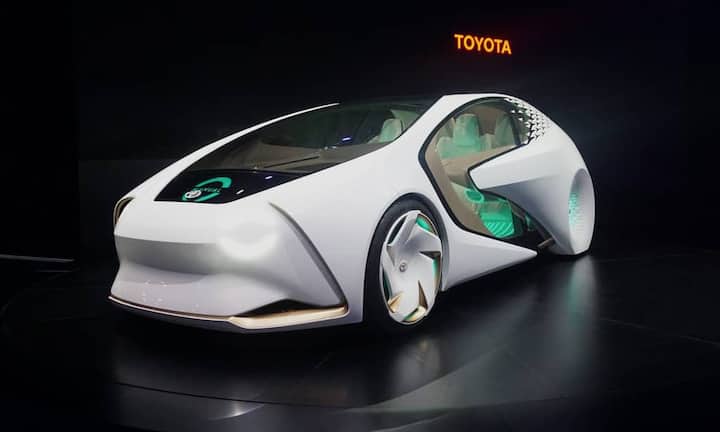 Toyotas Concept-i soll autonom fahren und dabei zusätzlich auch noch die Passagiere unterhalten. Dafür ist der Siri-ähnliche Assistent Yui zuständig. Dieser hilft auch gleich den Hinterherfahrenden: Nachrichten im Heck warnen diese vor Kurven und ähnlichen Gefahren.