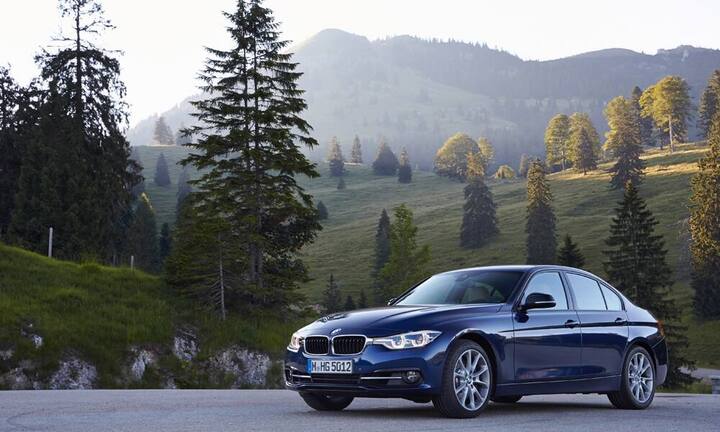 BMW 3er-ReiheZum anderen zeigen die Münchner die überarbeitete Version des 3er BMW. Dieser wurde in der Optik und im Innenraum dezent modernisiert.