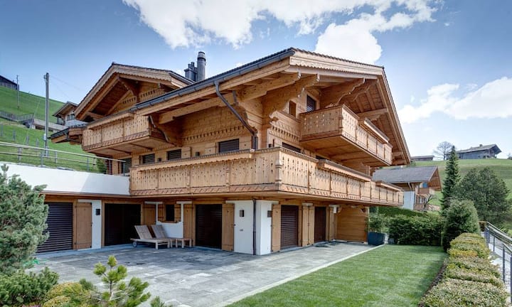 Das Chalet mit der Attikawohnung liegt in der ruhigen Gegend Bissen, in der Nähe vom Skiberg Wasserngrat und nur einige Autominuten entfernt von Gstaad.
