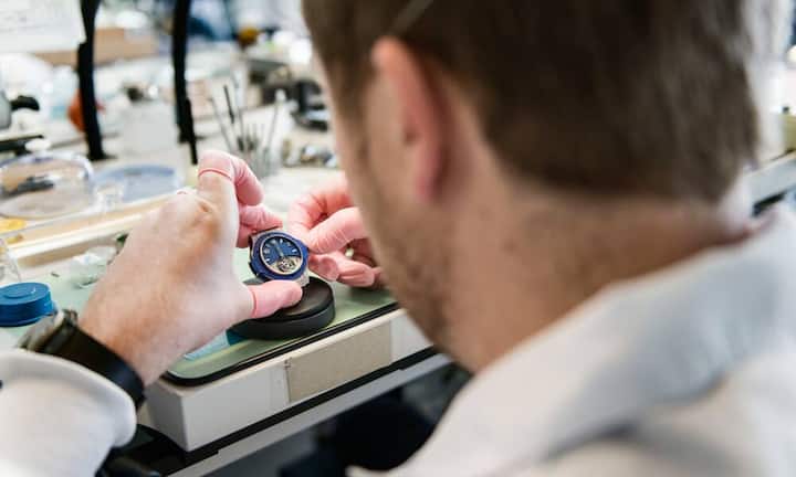 Um vermutlich 0,3 Prozent werden die Löhne 2016 in der Uhrenbranche wachsen. Das ist etwas weniger als die 0,5-prozentige Lohnerhöhung von diesem Jahr. Auf ein Plus von 0,3 Prozent können Angestellte auch im Elektro- und Grosshandelssektor hoffen.