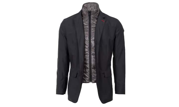 Schlicht: VictorinoxEin Blazer mit besonderen Eigenschaften. Er besteht aus zweilagigem Stoff mit wasserabweisender Oberfläche und hat eine herausnehmbare Weste. In Ibach Red oder Swiss Camouflage erhältlich. Preis 499 Franken