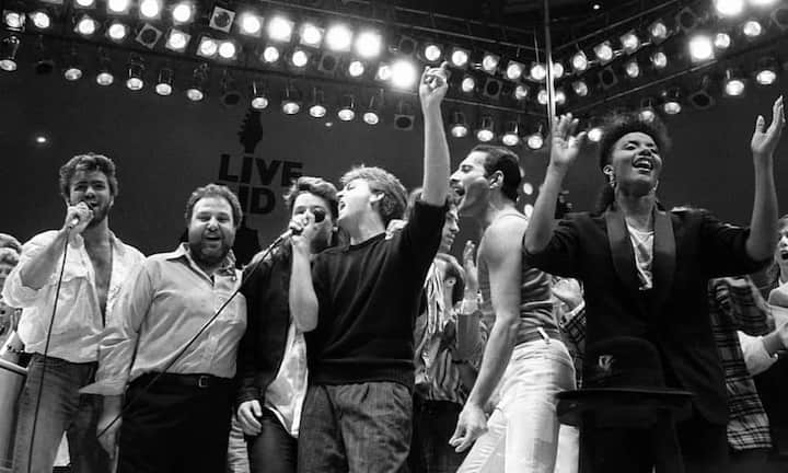 ... und zusammen mit einer Reihe anderer Weltstars wie Freddie Mercury oder Paul McCartney am legendären Live Aid Konzert 1985.
