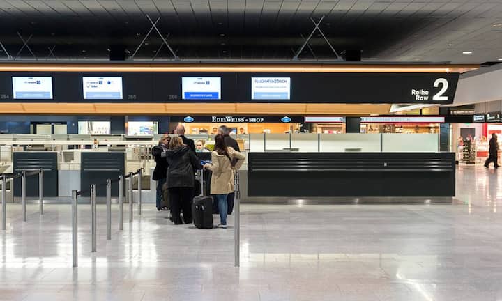 7. Fragen Sie erst am GateEs heisst, dass das Personal am Gate über die Upgrades entscheidet. Deshalb lohnt es sich, erst dort danach zu fragen. Zudem äussern beim Check-In bereits viele Gäste den Sonderwunsch, sodass die Mitarbeiter dort keine Extra-Wünsche erfüllen.