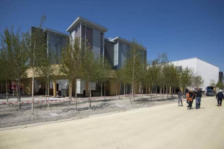 Der Schweizer Pavillon kostete rund 23 Millionen Franken. Das Herzstück bilden vier mit Lebensmittel gefüllte Türme. Diese sollen den Besucher zu einer kritischen Auseinandersetzung mit dem eigenen Konsumverhalten anregen.