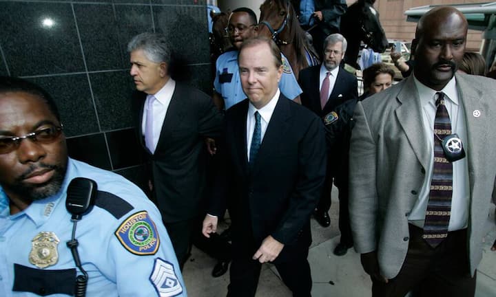 Jeffrey Skilling wurde zusammen mit Kenneth Lay wegen Bilanzmanipulation, Insiderhandels und Wertpapierbetrugs bei Enron verurteilt. Skilling beteuerte bis zuletzt seine Unschuld und meinte, von den krummen Machenschaften nichts gewusst zu haben. 2006 wurde er in 19 Anklagepunkten für schuldig gesprochen. Seine Haft wurde später von 24 auf 14 Jahre gekürzt.