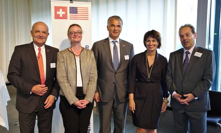 Das waren die Gäste bei der Gerenalversammlung der Schweizerisch-Amerikanischen Handelskammer AmCham (American Chamber of Commerce):Martin Naville, CEO, AMCHAM;
Tara F. Erath, Deputy Chief of Mission, US-Embassy to Switzerland;
Sergio P. Ermotti, Group CEO, UBS AG;
Doris Leuthard, Bundespräsidentin;
Daniel Hunn, Deputy Chief of Mission, Swiss Embassy to the USA, Washington D.C.(Bildlegende v.l.n.r.)