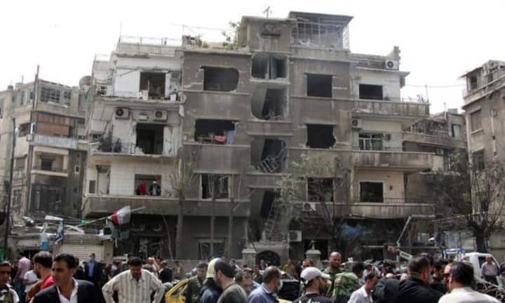 1. Damaskus29.3 von 100 Punkten (-27 zu 2010)Der Syrische Bürgerkrieg lässt den Lebensstandard in Damaskus auf ein Rekordtief fallen. Mit einem Punkteverlust von 27 im Vergleich zum Jahr 2010 büsste die Stadt im Ranking am meisten Plätze ein und befindet sich auch weltweit auf dem Schlussrang.
Bilder: Keystone / Quelle: http://uk.businessinsider.com