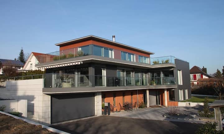 Die Liegenschaft liegt im Naherholungsgebiet, eingebettet zwischen dem Jura und Bucheggberg in einem ruhigen Wohnquartier.