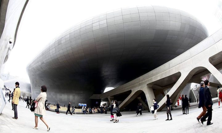 Aus diesem Blickwinkel sieht das Gebäude aus wie ein UFO.