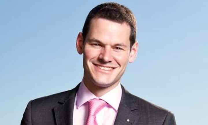 Pierre Maudet, 34, Regierungsrat Kanton Genf, FDP: Der Mann hat einen Raketenstart
hingelegt. Und gilt dem welschen
Freisinn schon als eine Art Bonsai-
Delamuraz. Der FDP-Youngster
wurde vor fünf Jahren in den
Genfer Stadtrat gewählt; diesen
Juni schaffte er den Sprung
in die Kantonsregierung. Maudet
studierte Recht an der Uni Freiburg.
Seinen Fans gefiel es, als er
als
Genfer Stadtpräsident bezüglich
der Merck-Serono-Schliessung kräftig gegen den Bundesrat
wetterte. (Bild: PR)