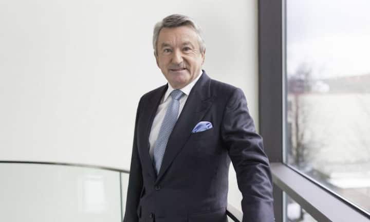 Ernst Tanner VR-Präsident Lindt & Sprüngli Es gibt wohl kaum einen Manager in der Schweiz, der über Jahre so erfolgreich ist
wie Ernst Tanner. Als CEO und VR-Präsident von Lindt & Sprüngli machte er in 23 Jahren aus dem angeschlagenen Schokoladenfabrikanten einen Premiumkonzern von Weltformat.