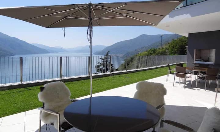 Über eine private Naturstein-Treppe, welche nur zu diesem Appartement gehört, gelangt man direkt zum Pool und zur ca. 2'000 m² grossen, einzigartigen Parkanlage mit Pergola und Steintisch für gemütliches Zusammensein.