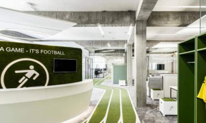 Onefootball: Onefootball nimmt den Sport ernst, keine Frage: Die Gänge durch das Büro wurden zu Laufstrecken umfunktioniert. Am Ende steht ein Fussballtor, in das Angestellte Bälle schiessen können.