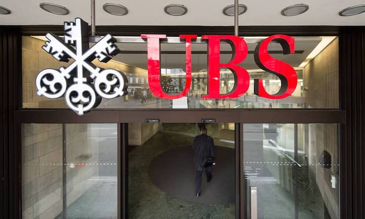 UBSDie Schweizer Grossbank beschäftigt 5000 Angestellte in London - 1500 davon werden laut Bloomberg zügeln, unter anderem wohl nach Frankfurt, Madrid und vermutlich noch in andere Metropolen, heisst es. Laut jüngsten Medienberichten bestünden Pläne mindestens 250 Investmentbanker von London nach Frankfurt oder in andere europäische Standorte zu verlagern.