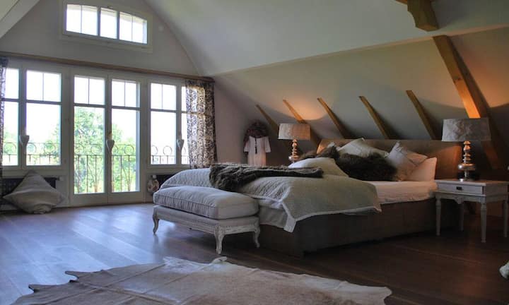 Unter dem Dach verbirgt sich das Elternschlafzimmer mit Ankleide und...