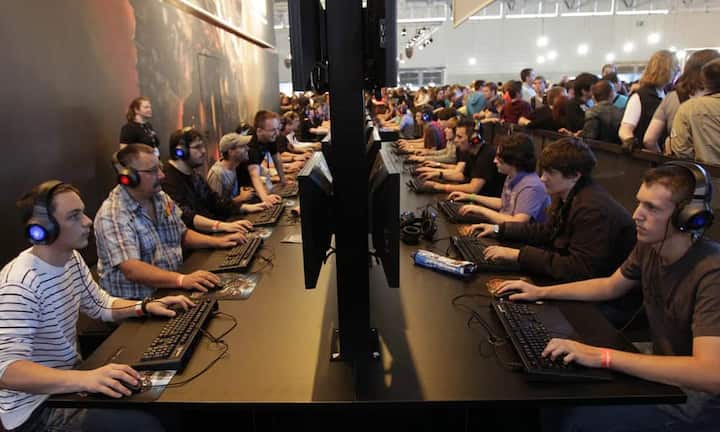 ...das Testen von neuen Spielen und Einblicke in die Vorabversionen. Die Electronic Sports League organisiert diesmal ein «Counter-Strike: Global Offensive-Turnier», bei dem 16 Teams um insgesamt 250'000 US-Dollar Preisgeld spielen.
Keystone