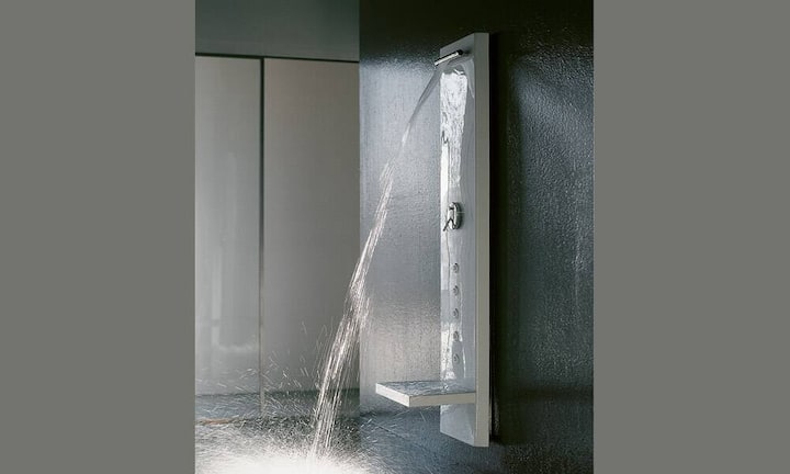 CONOFLAT. Noch puristischer geht es nicht: Die extrem flache, emaillierte Duschwanne von Kaldewei (o.) hat schon manchen Designpreis gewonnen. Erhältlich in verschiedenen Abmessungen. Kaldewei