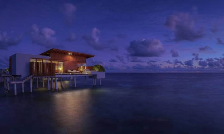 Eine Park Water Villa in der Abenddämmerung.