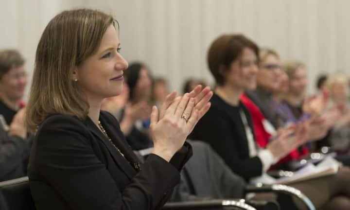 FDP-Politikerin Christa Markwalder rät Raggi, keine Angst vor falschen Entscheidungen zu haben: «Fehler machen wir alle. Wir dürfen uns aus Angst vor Fehlern nicht lähmen lassen.»