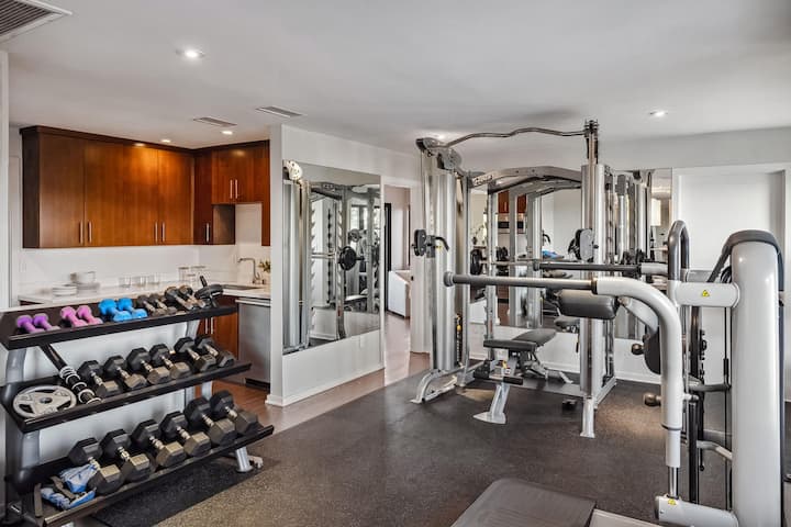 Zum Inventar der Villa gehört neben einem Pool, einer Feuerstelle und einem luxuriösen Ankleidebereich auch ein eigenes Fitnessstudio.