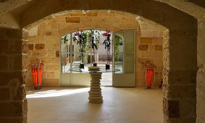 Trend fünf: Zen-artige Rückzugsoasen
Wer die Reisemagazine durchblättert, wird derzeit häufig mit dem Trendbegriff «Modern Zen» konfrontiert: Das bezeichnet Rückzugsoasen, die zum Durchatmen einladen. Man fühlt sich dort eher wie in einem eleganten zweiten Zuhause als in einem Hotel. So weist bei der Masseria Trapanà in Apulien nur ein diskreter Schriftzug neben dem Eingang auf die heutige Bestimmung der einstigen Olivenfarm hin - keine Fahnen, kein Tamtam.