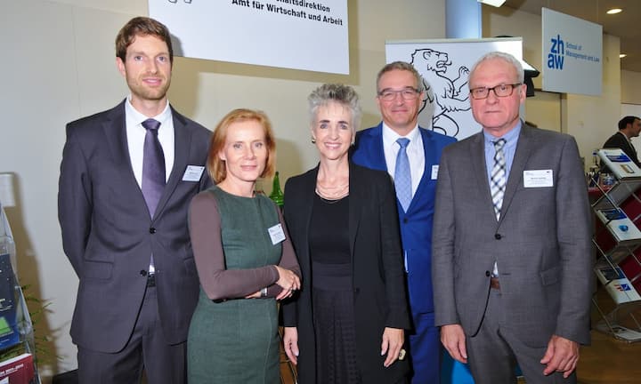 Matthias Inauen, Leiter Firmenansiedlungen, AWA Standortförderung Kanton Zürich;
Evelyne Thalmann, Founder & Managing Partner, Experts for Leaders AG;
Carmen Walker Späh, Volkswirtschaftsdirektorin, Kanton Zürich;
Stephan Isenschmid, Geschäftsführer, Swiss Leadership Forum;
Markus Assfalg, Leiter Standortförderung, Amt für Wirtschaft und Arbeit des Kantons Zürich (Bildlegende v.l.n.r.)