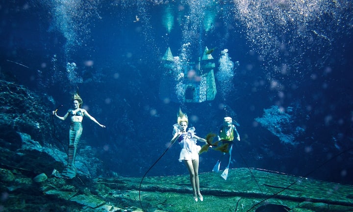 Die Mermaids von FloridaIm Unterwassertheater von Weeki Wachee spielt seit 60 Jahren Hans Christian Andersens Märchen von der kleinen Seejungfrau. In der Zauberwelt hinter Glas mit Traumschloss und Naturfelsen singen Mermaids. Zum Luftholen dient ein Gummischlauch. Zur Komparserie zählt ein echter Fischschwarm. Er folgt den Schönen, weil sie Fischfutter an den Flossen befestigt haben. Im Winter kommen auch Seekühe vorbei. Stefan Pielow, Starnberg, Deutschland