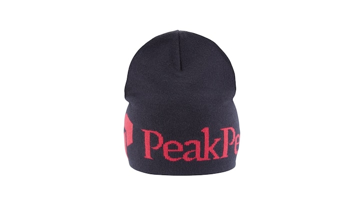 Gebrandet: Peak PerformanceDiese sportliche Mütze mit auffälligem Logo und dehnbarer Textur wird in vierzehn Farbvariationen angeboten. Preis 39 Franken