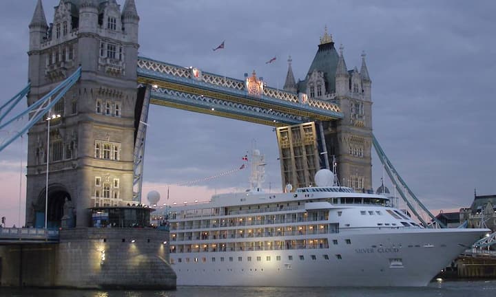 Platz 1: Kreuzfahrt für besonders Gutbetuchte mit der Silver Cloud Reisende, für die Geld nur eine untergeordnete Rolle spielt, sind bei der Reederei Silversea Cruises gut aufgehoben. Ab 1.897 Euro pro Nacht wohnen Gäste bei einer zweiwöchigen Ostsee-Reise im August 2015 ab/bis London in einer der 148 Suiten mit Meerblick - laut Dreamlines die teuerste Kreuzfahrt der WeltSilversea Cruises