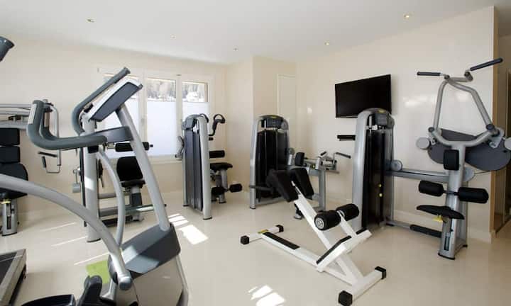 ...Fitnessraum mit professionellen Geräten. Den Preis erfährt man auf Anfrage.(Quelle/Bilder:
Engel & Völkers)