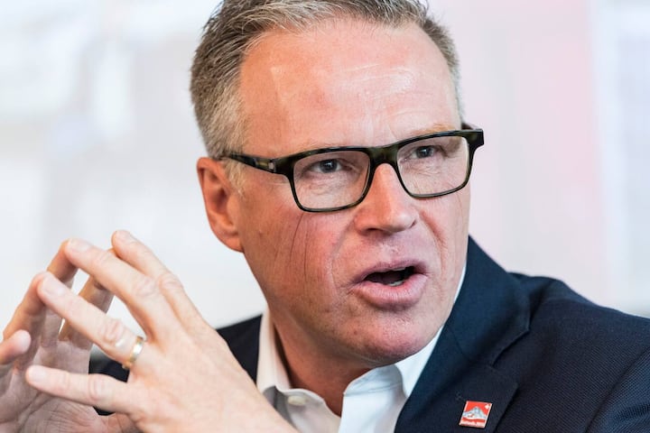 Andreas Meyer, CEO der SBB, spricht ueber die Vergabe der Fernverkehrskonzessionen durch das Bundesamt fuer Verkehr BAV, am Freitag, 4. Mai 2018 in Bern. (KEYSTONE/Alessandro della Valle)