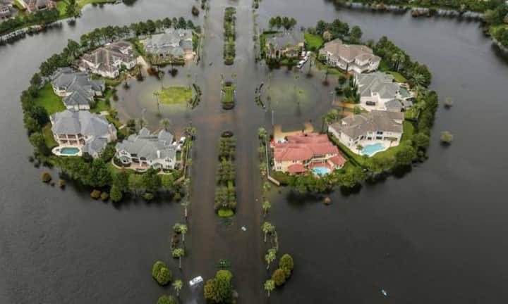 Ganze Plätze sind überschwemmt.