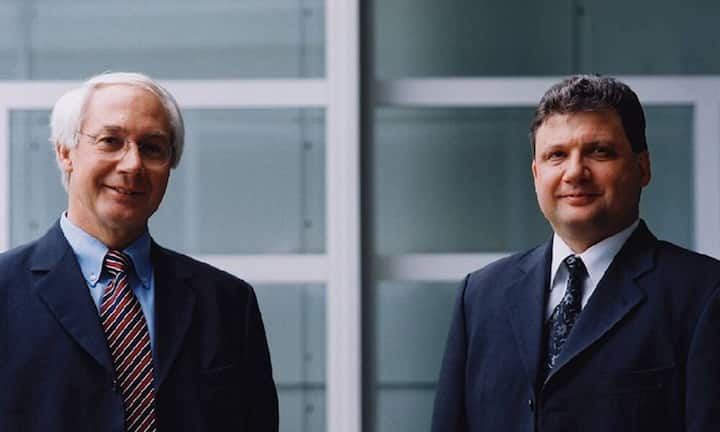 Solothurn: Familie MathysFamilie Mathys verdankt ihr Vermögen von 1,5 bis 2 Milliarden Franken dem Geschäft mit der Produktion künstlicher Gelenkersatzteile. CEO und Verwaltungsratspräsident ist Hugo Mathys (rechts im Bild, daneben Bruder Robert), doch die dritte Generation ist mit Livio und Roger Mathys bereits vertreten.PR