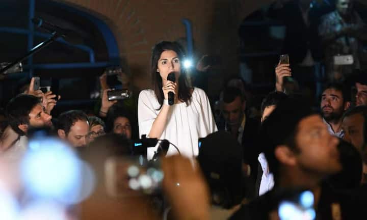 Obwohl Raggi politisch bisher eher unerfahren ist, gewann sie im Wahlkampf durch ihre Authentizität und Direktheit die Wählerstimmen für sich.