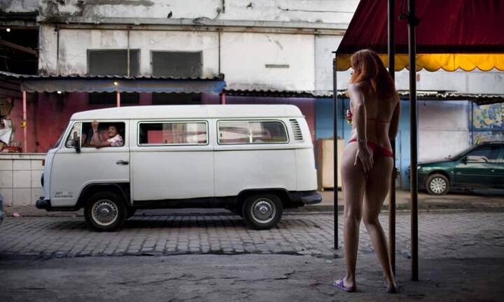 5. Sexfallen
Eine Sonderform der falschen Versprechungen betrifft vor allem alleinreisende Männer. Diese lassen im Ausland oft jede Zurückhaltung fallen und werden so zur leichten Beute für Frauen, die vielleicht gar nicht so sehr an ihrer Persönlichkeit interessiert sind.
Bilder: Keystone