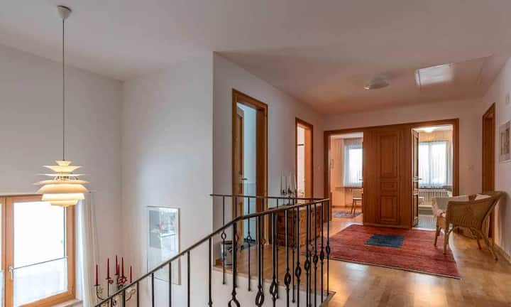 Die Fussböden in den Wohn- und Schlafzimmern sind mit Eichenholzparkett bestückt, die Nebenräume und der Wellnessbereich hingegen mit pflegeleichten Granit- und Steinplatten versehen.