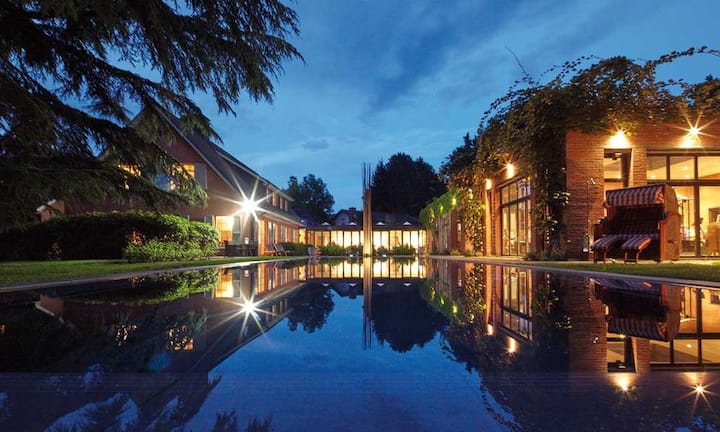 Das Landhaus bietet auf einer Grundstücksfläche von mehr als 3100 Quadratmetern viel Ruhe und absolute Privatsphäre.