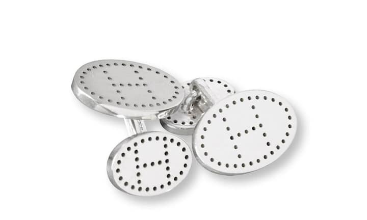 Elegant: Hermès Diese filigranen Manschettenknöpfe aus 925er Silber tragen das perforierte «H» für Hermès als Motiv. Preis 590 Franken