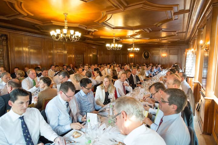 voller Saal im Zunfthaus zur Waage