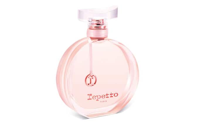 Anmutig: Ihr Herz flattert, sie dreht eine letzte Pirouette, löscht das Licht und schwebt in Richtung Bühne davon. Einen Wimpernschlag später steht sie noch einmal vor ihrem Spiegel, greift nach dem Flakon Repetto von Repetto Paris und hüllt sich in den Hauch von Rose, Birne, Kirschblüten, Vanille und Amber. Repetto Paris, Repetto, 98 Franken