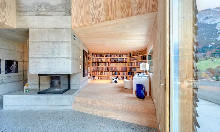 Im Wohnbereich befindet sich eine Bibliothek.