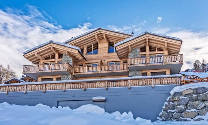 Von Veysonnaz aus hat man eine beeindruckende Sicht auf das Rhonental und Sion. Preis: 1'395'000.-  Quelle und Bilder: Engel & Völkers