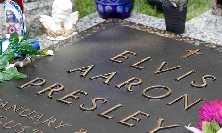 Auf dem Anwesen befindet sich auch das Grab des Mega-Künstlers.